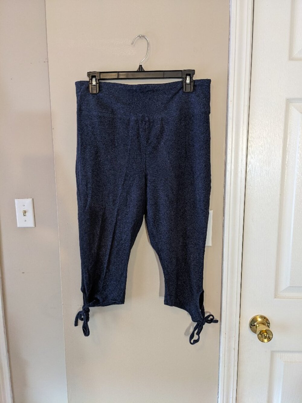 **Moving Sale** Mossimo Tie Side Pull On Capri Pants Sz L
